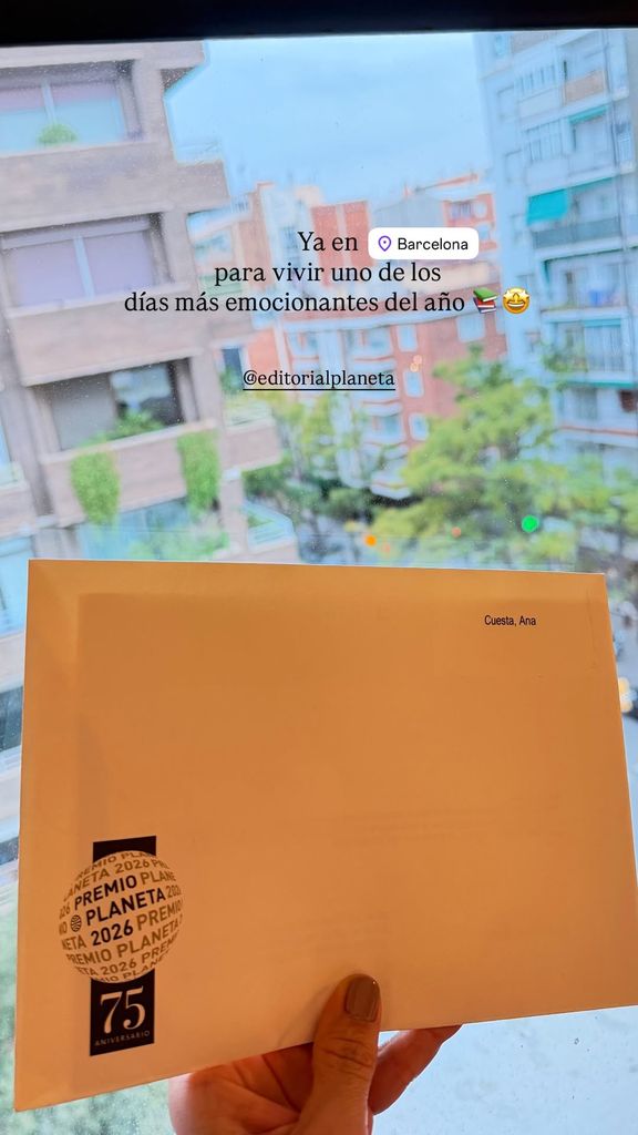 Ana Cuesta muestra la invitación que recibió para asistir a los Premios Planeta