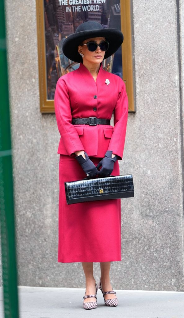 Jennifer Lopez lleva una silueta del New Look de Dior.