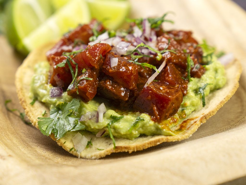Tostada (tortilla plana que se fríe o tuesta) de atún. 