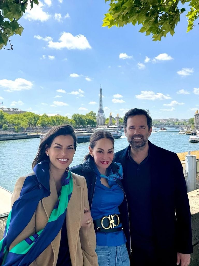 Alejandro Hank Amaya también acompañó a sus "mujeres" en esta visita a París.