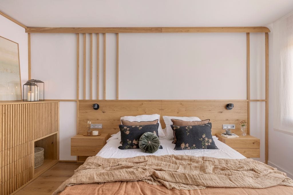 Dormitorio con cabecero y muebles de madera