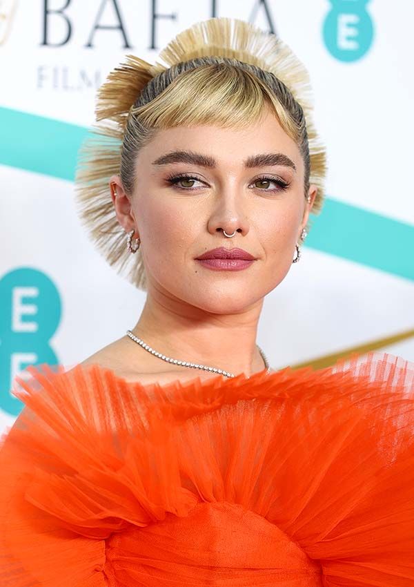 Florence Pugh con flequillo corto y recto