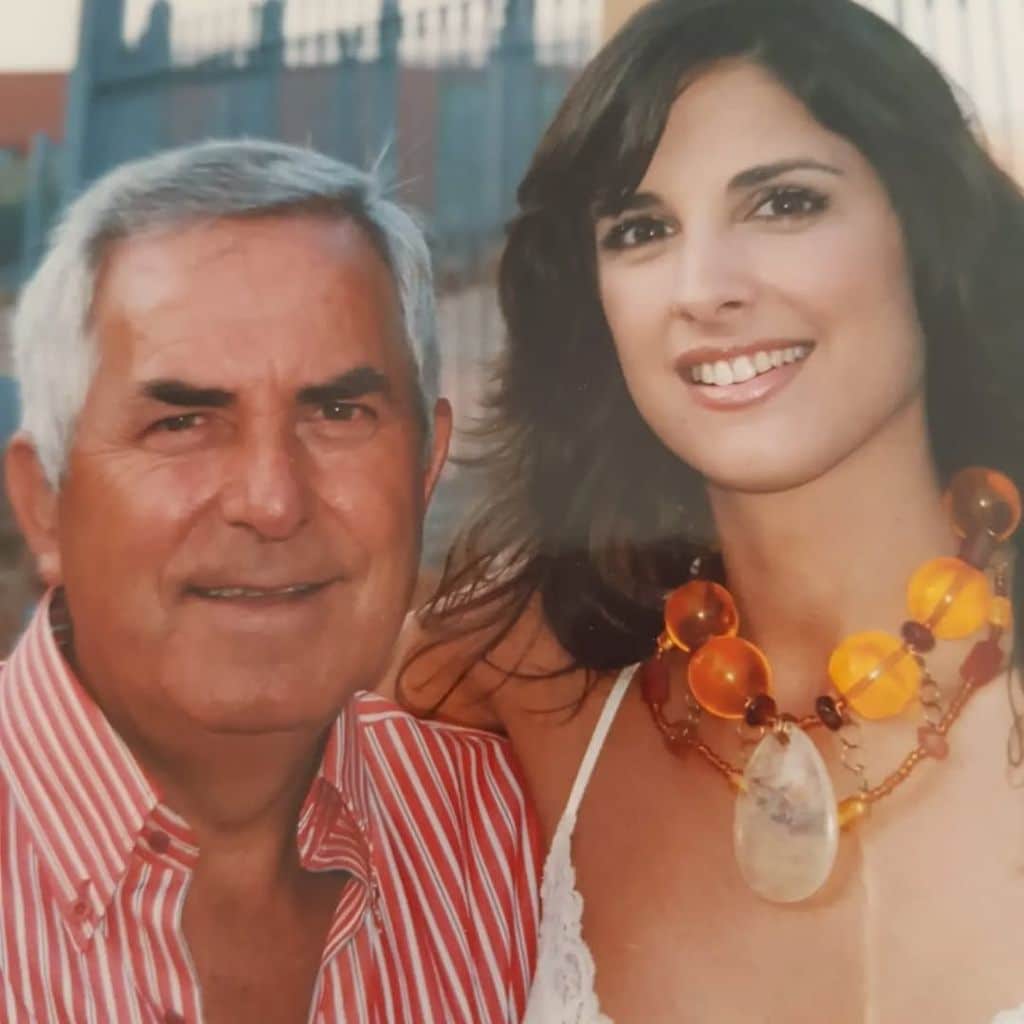 Nuria Fergó junto a su padre