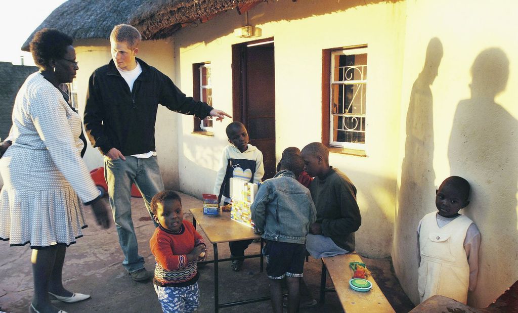 Harry en el año 2006 supervisando en Lesoto las primeras iniciativas de su fundación, que comenzó creando hogares de acogida para huerfanos de Lesoto