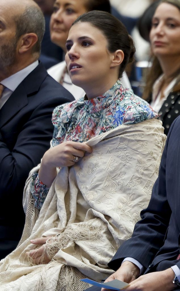 Teresa Urquijo con mantón de Manila en San Isidro junto a José Luis Martínez Almeida, 2026.