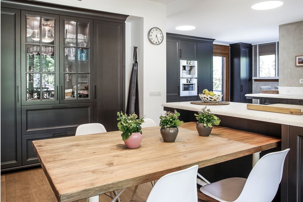 Amplia cocina con zonas diferenciadas, entre las que se encuentra un acogedor ‘office’