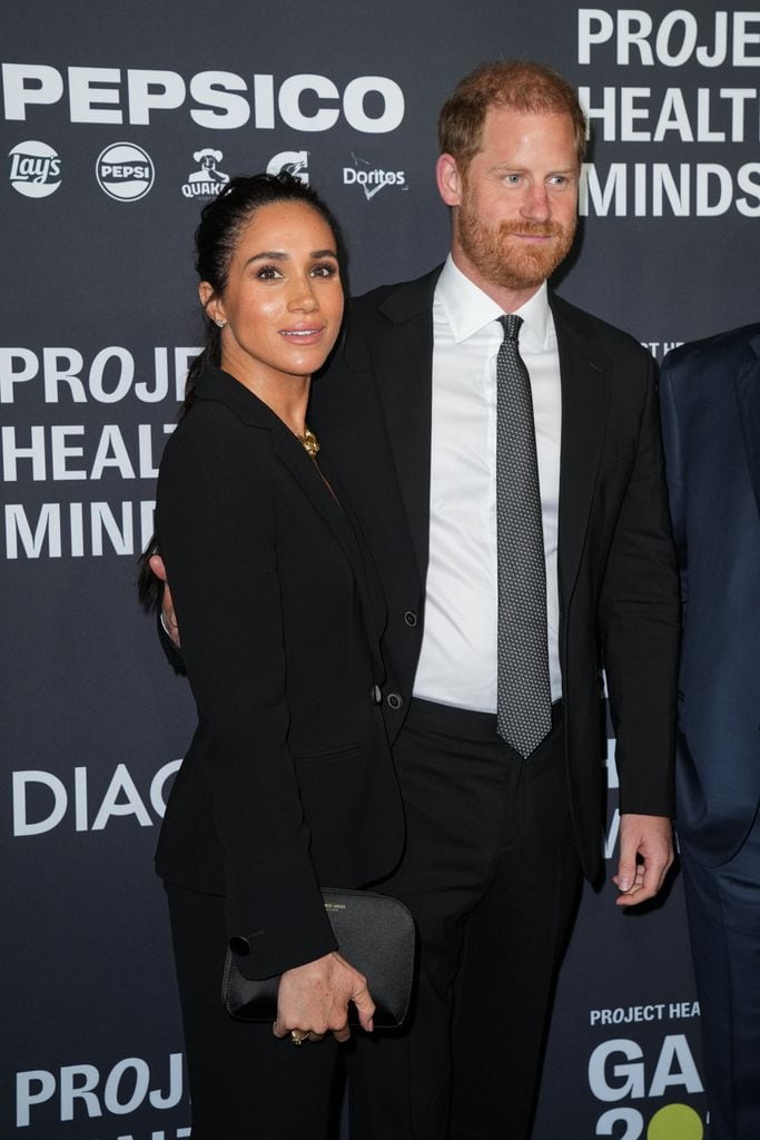El príncipe Harry puso su brazo en la espalda de Meghan, como un gesto cariñoso en plena alfombra roja. 