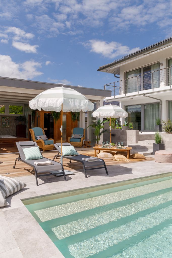 Casa con jardín y piscina