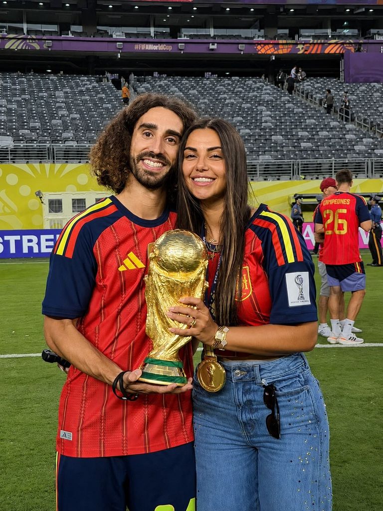 Marc Cucurella y Claudia Rodríguez celebrando la victoria de España