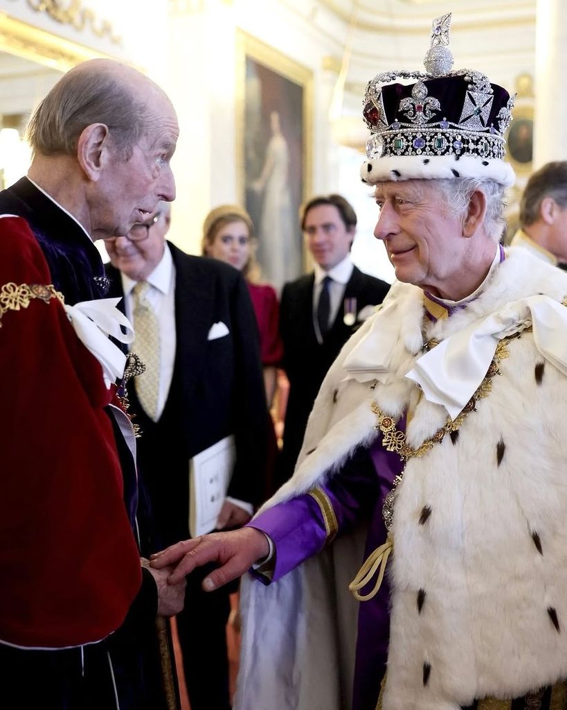 El rey Carlos III en su coronación recibiendo la felicitación del duque de Kent