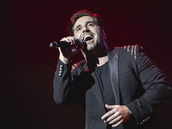 Imagen de David Bustamante cantando