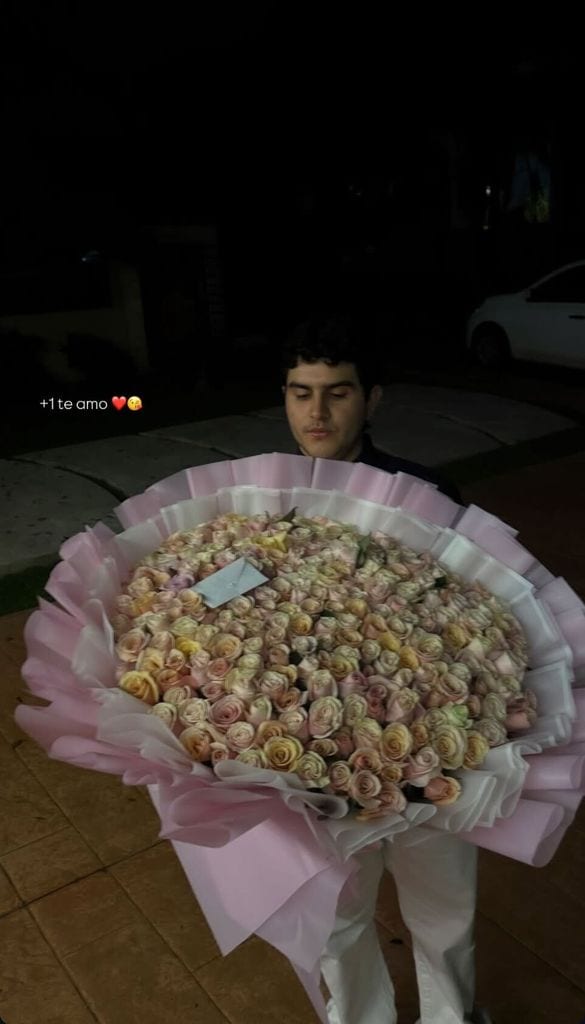 Emily mostró a su novio con el ramo de rosas que este le regaló