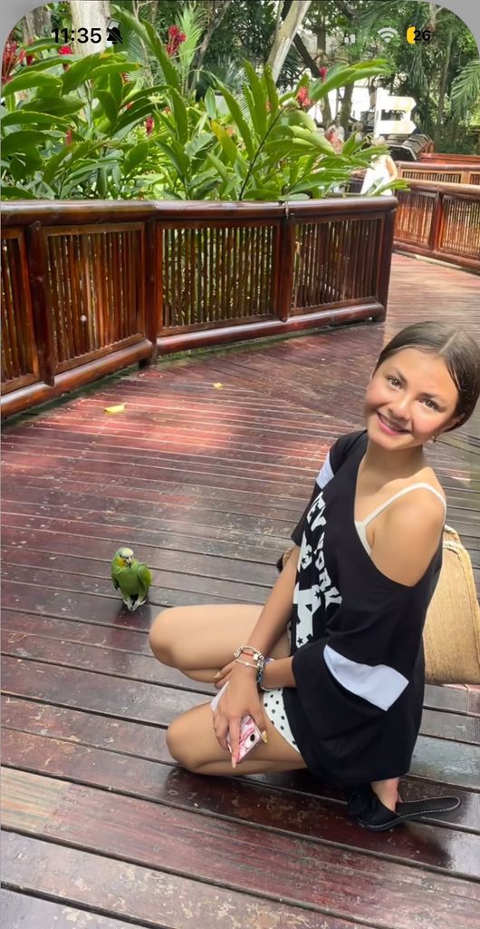 Rafaela Castro junto a la fauna local del país caribeño.