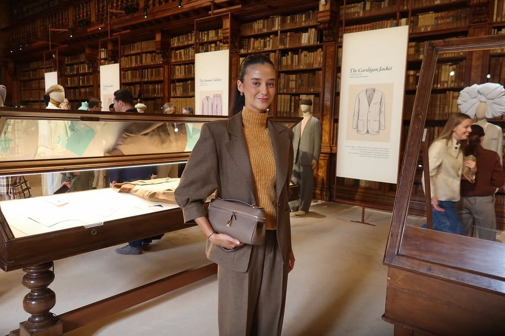 Victoria Federica con un traje de cashmere y top de cuello alto en la Semana de la Moda de Milán 2026.