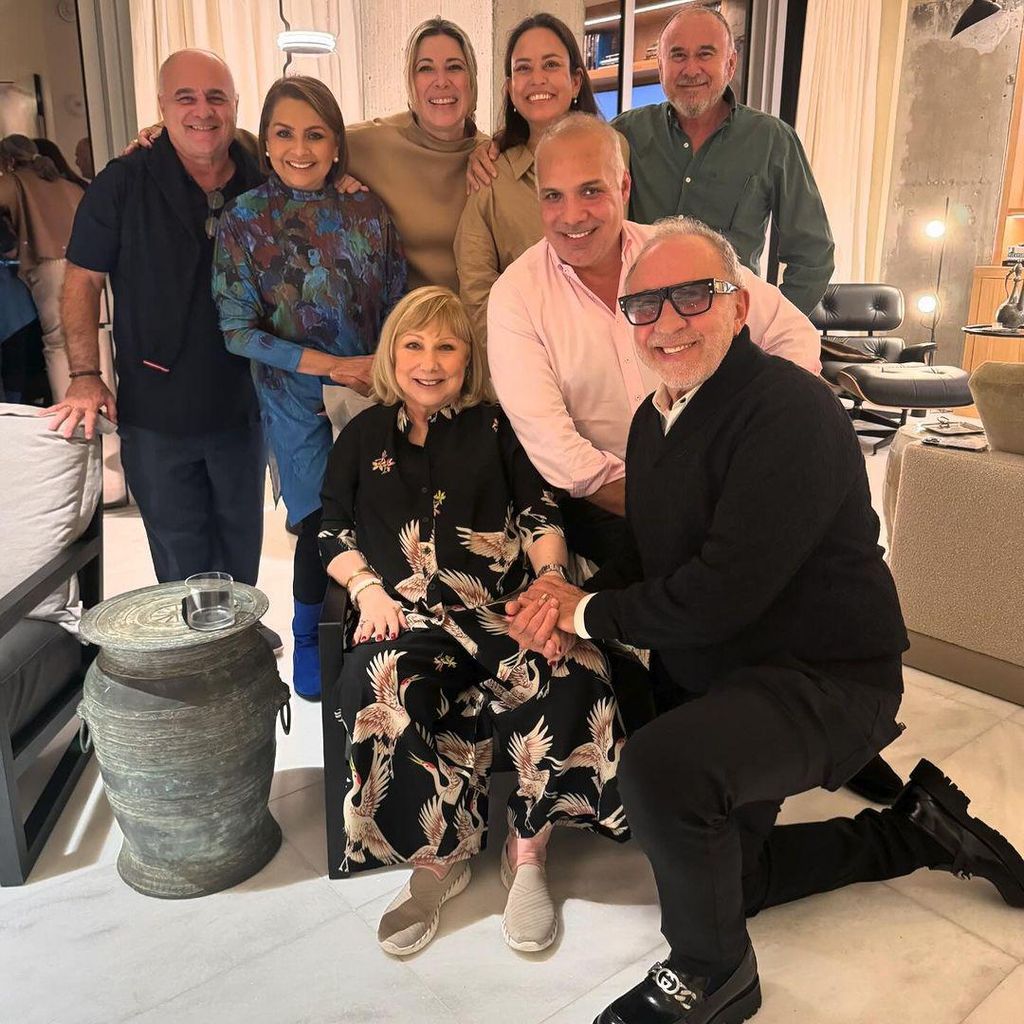 Cristina Saralegui con Emilio Estefan, María Antonieta Collins, Luz María Doria, Marcos Ávila, Ronald Day y Melissa Escobar