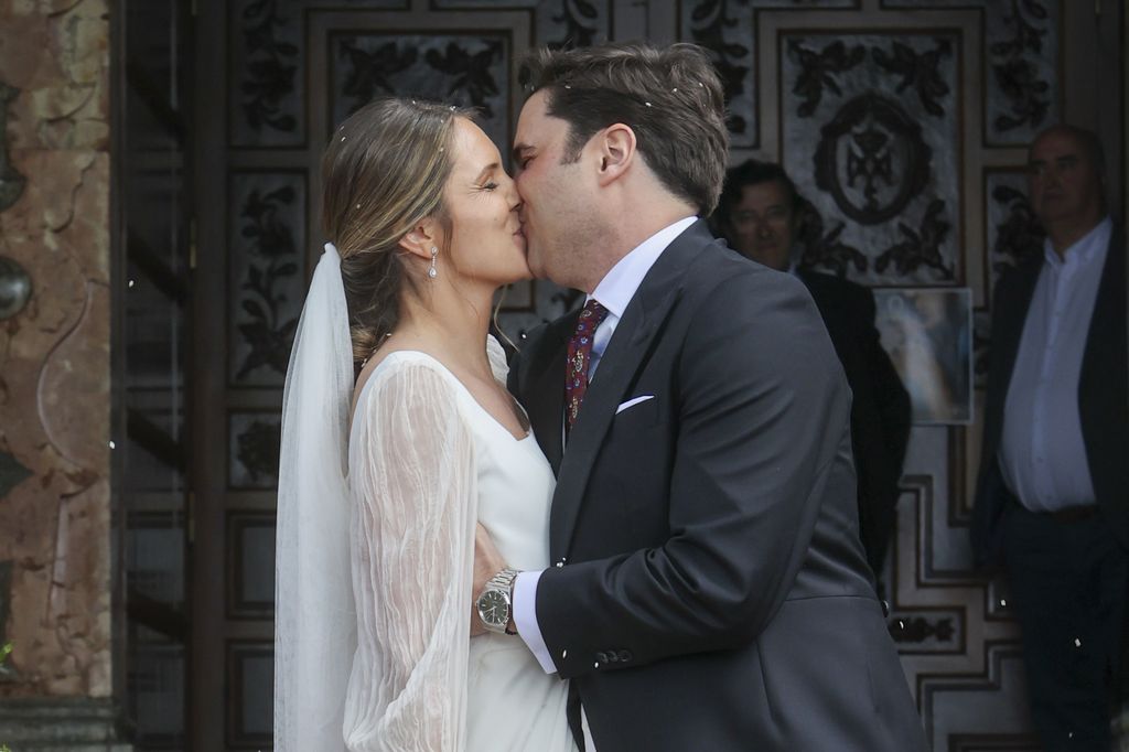 El beso de los novios a la salida de la iglesia