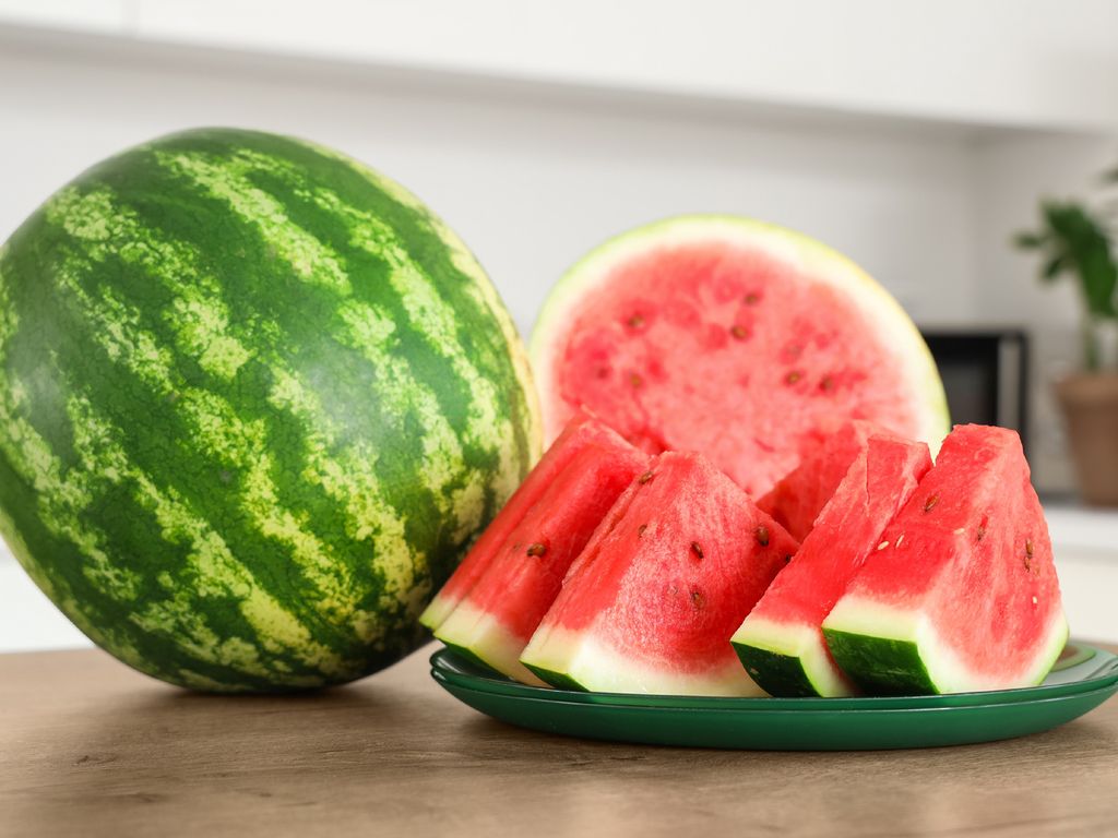 La sandía reina en el frutero de verano.
