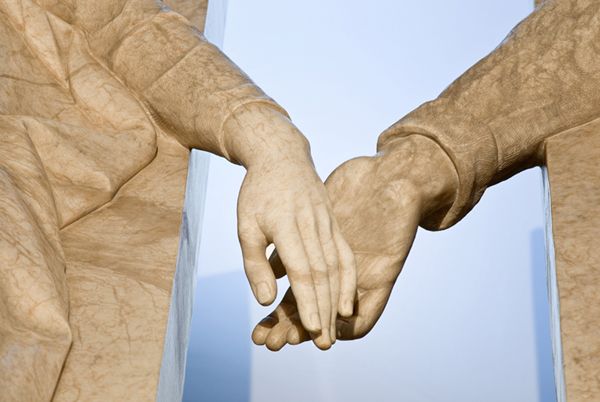 El escultor Juan de Ávalo regaló a la ciudad de Teruel su maravillosa obra: el mausoleo de alabastro y bronce en el que actualmente reposan los restos de Diego de Marcilla e Isabel de Segura, cuyas manos no llegan a rozarse en símbolo de un amor no culminado ©Fundación Amantes de Teruel 