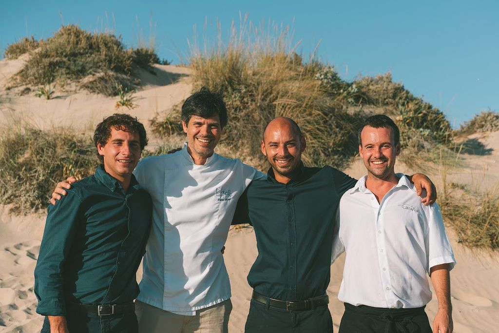 Fernando Corrochano, director gastronómico de Cataria y Sea Soul by Cataria, y su equipo