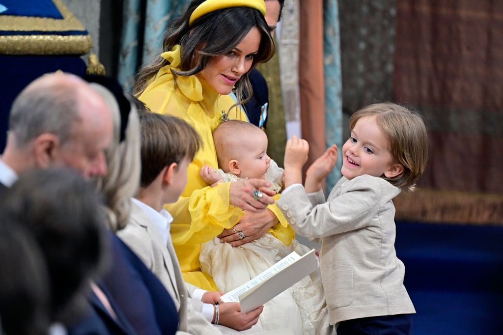 Sofia de Suecia con su hija Ines en su bautizo y con el príncipe Julian