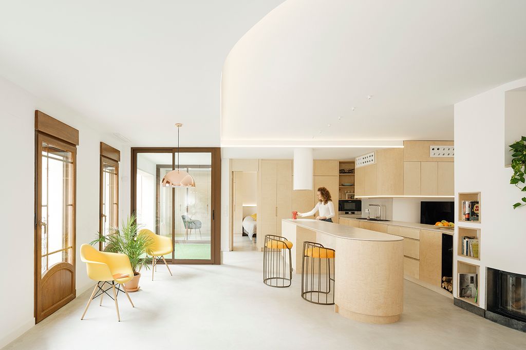 Cocina de líneas sinuosas en madera y sin superficies brillantes