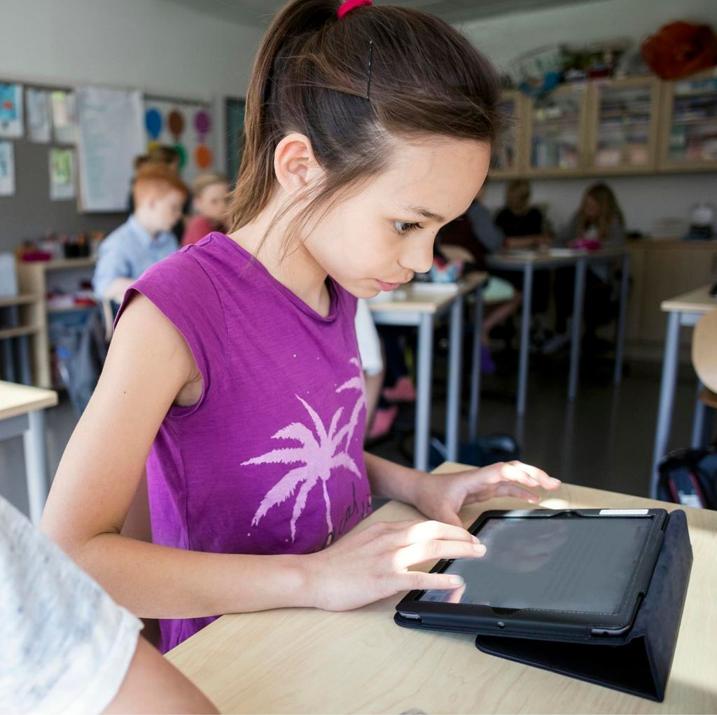 Niña con tablet