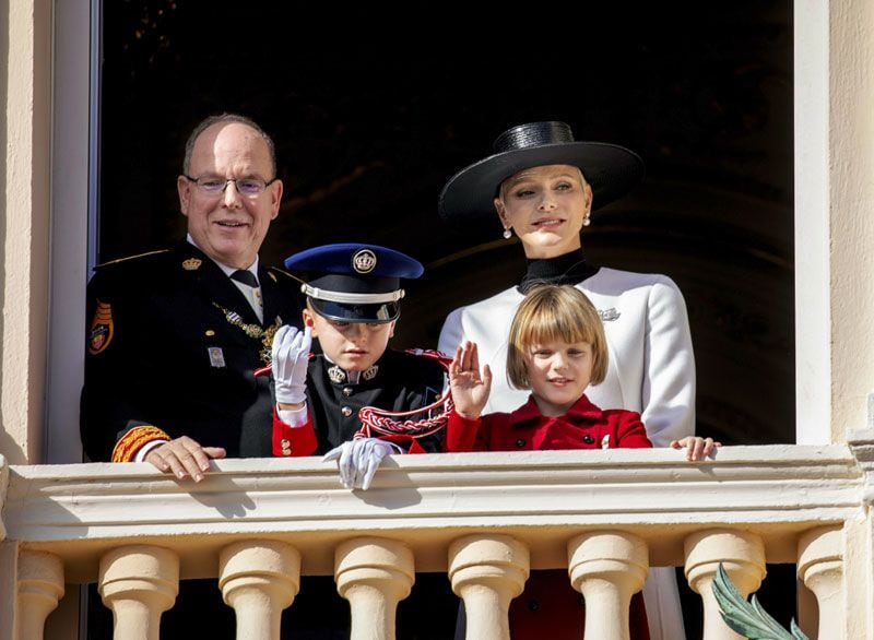 Alberto y Charlene de Mónaco con sus hijos