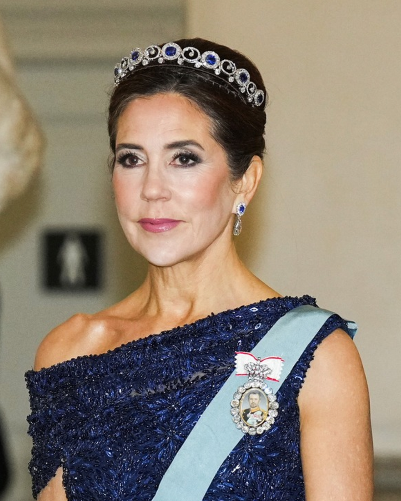 Mary de Dinamarca junto a la tiara de zafiros