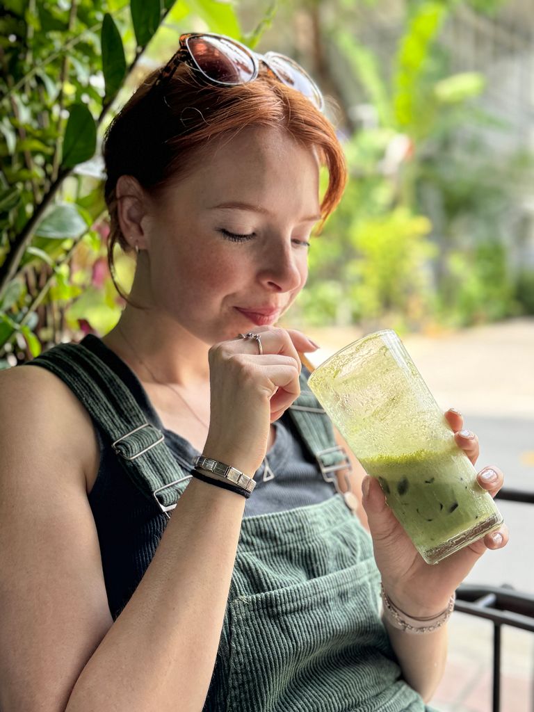 Mujer pelirroja bebe una bebida fría de té matcha