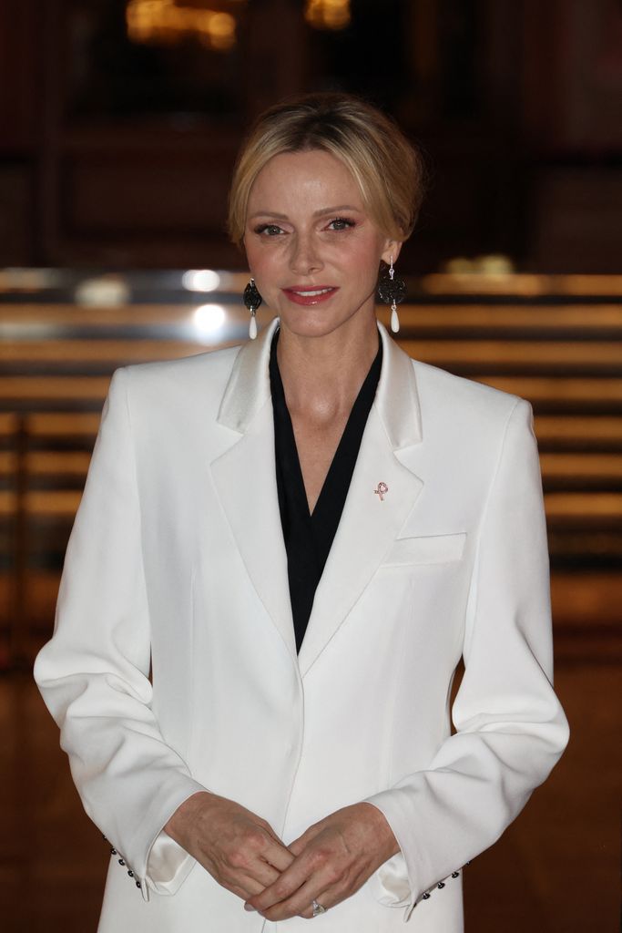 Charlene de Mónaco asiste a la gala 'Pink Ribbon' con un traje blanco