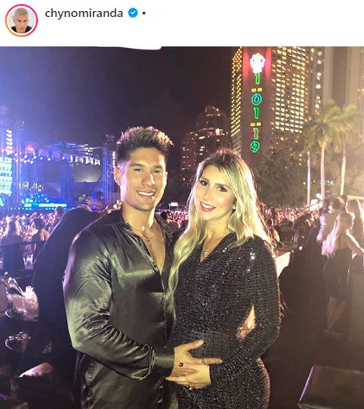 Chyno Miranda y su esposa 