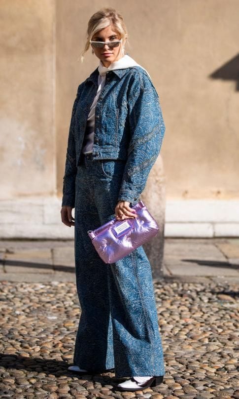 Look de street style de doble denim con jacket y pantalones anchos