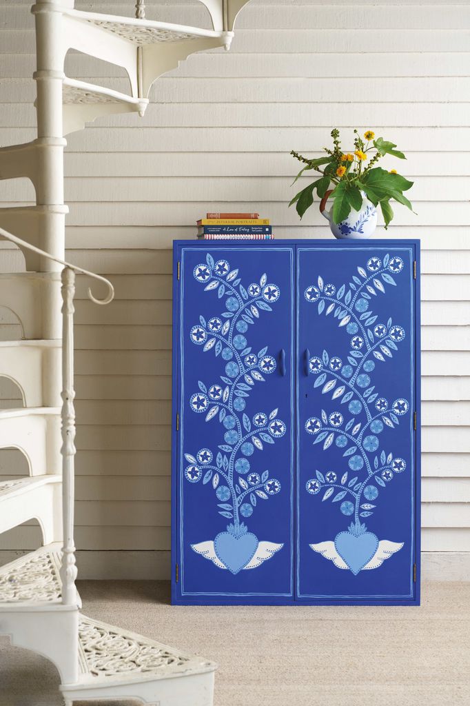 Mueble de madera pintada en azul