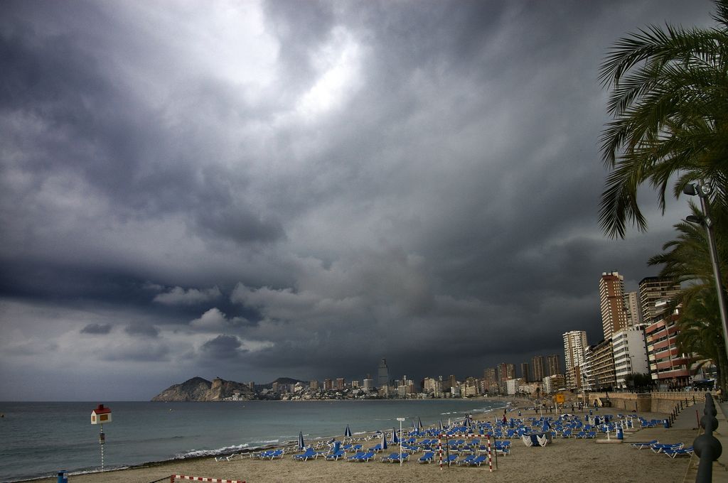 Día de tormenta con los cielos muy negros, Benidorm