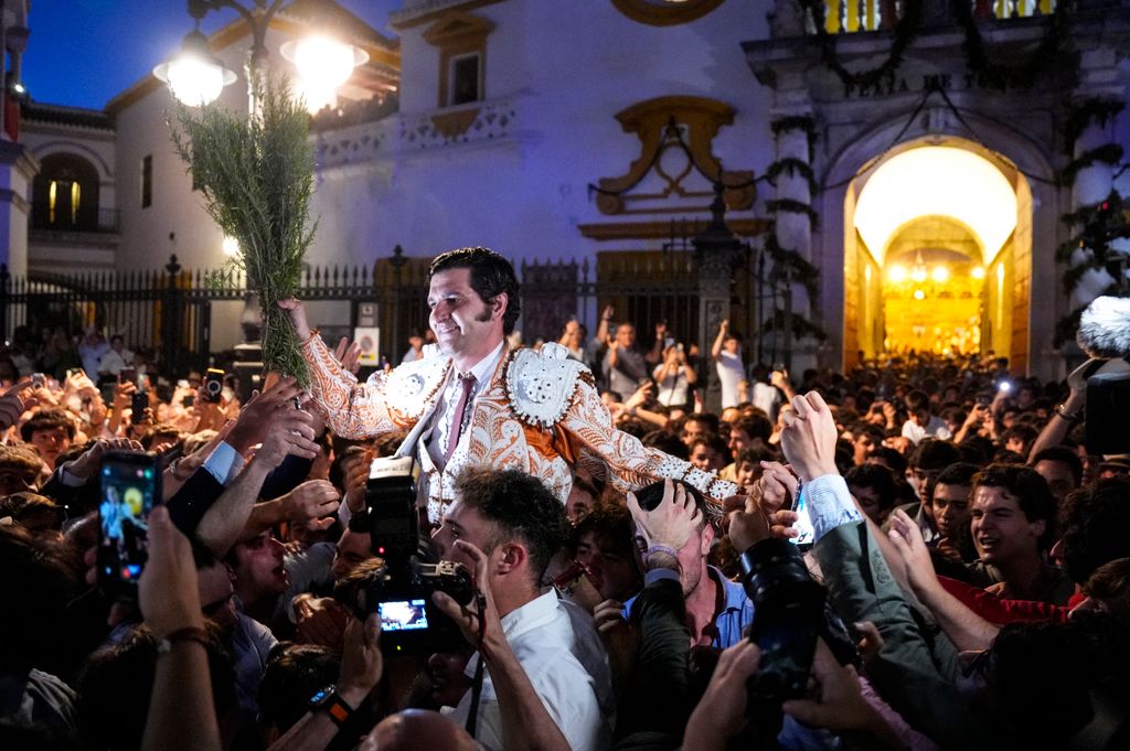 Morante recibe un baño de multitudes tras salir por la Puerta del Príncipe