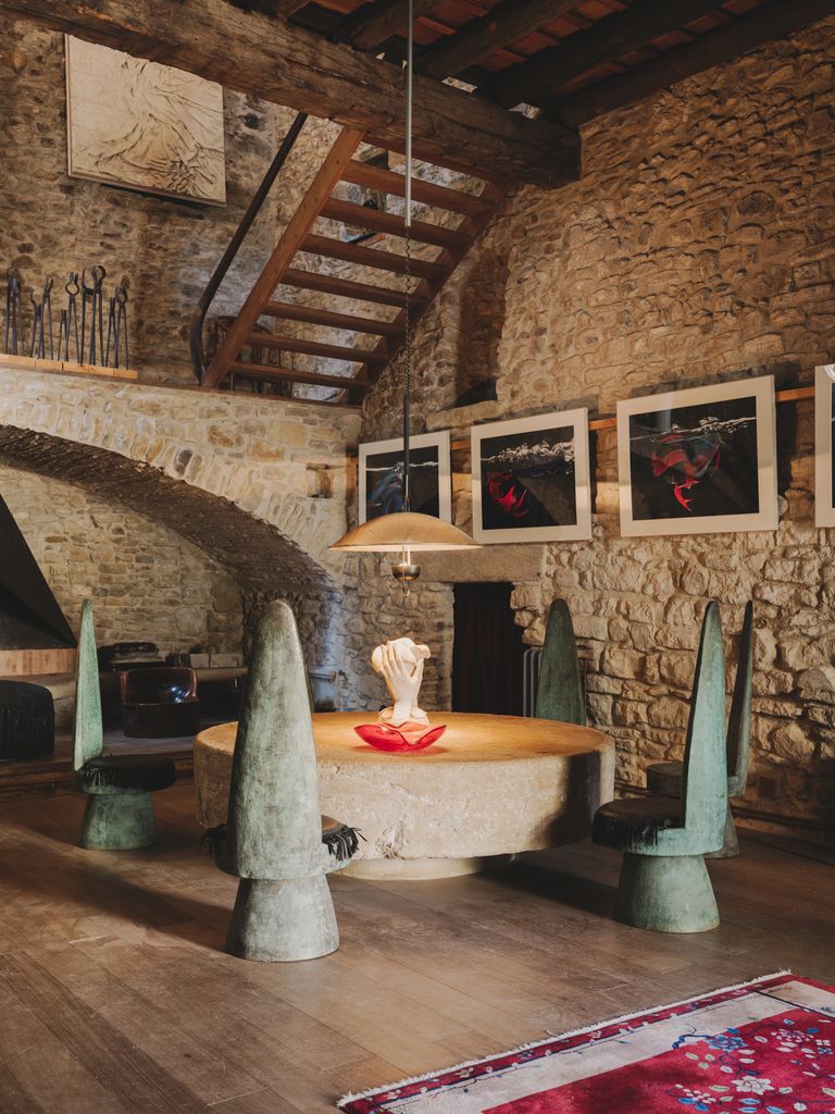 La Sala Grande cuenta con una chimenea diseñada por Lanfranco Bombelli y sillas de bronce creadas por Xavier Corberó. En las paredes se exhiben obras de la serie Betta Splendens (1981-1984), de Hiro.
