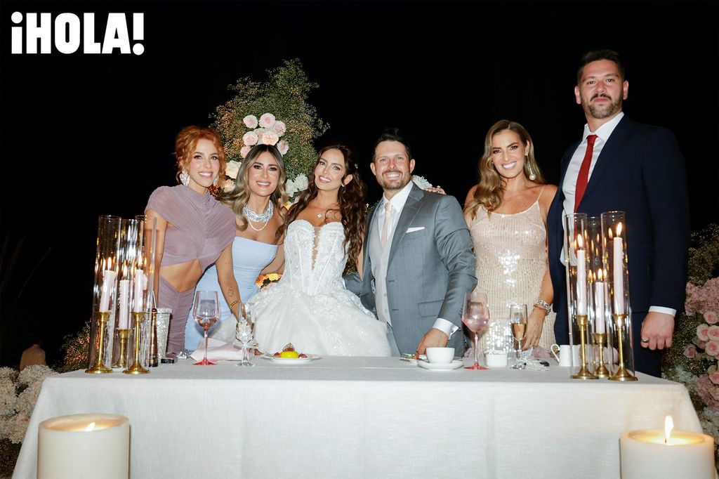 Los amigos de los novios fueron los encargados de hacer el brindis en honor a la pareja