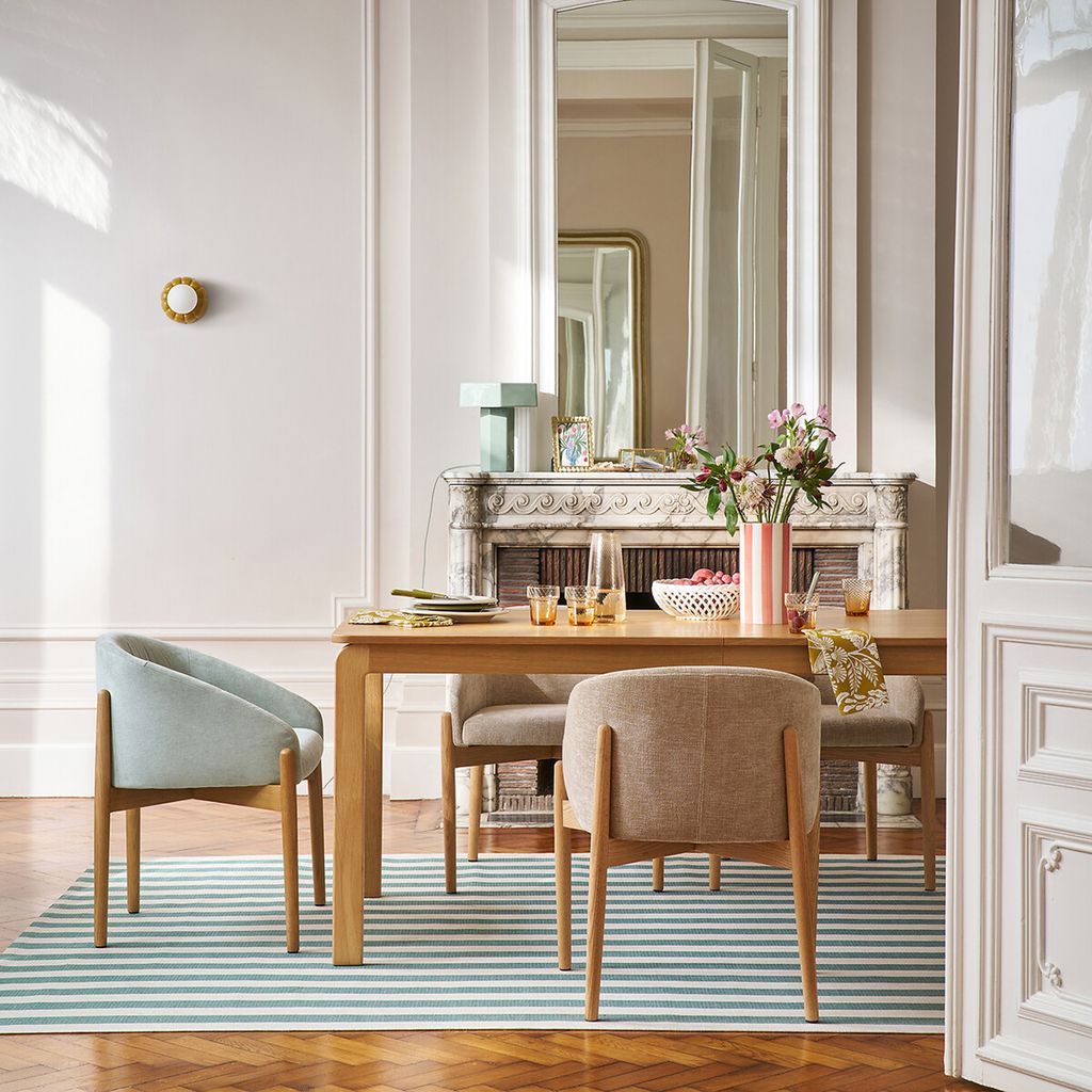 Comedor con mesa de madera y sillas tapizadas