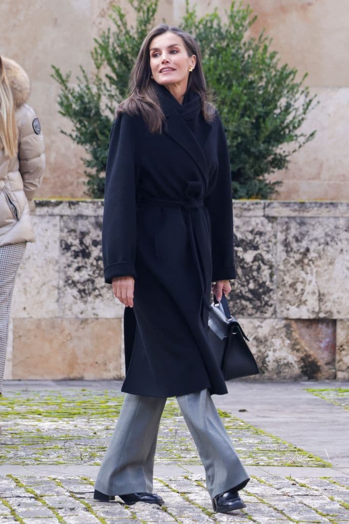 Reina Letizia abrigo negro La Rioja