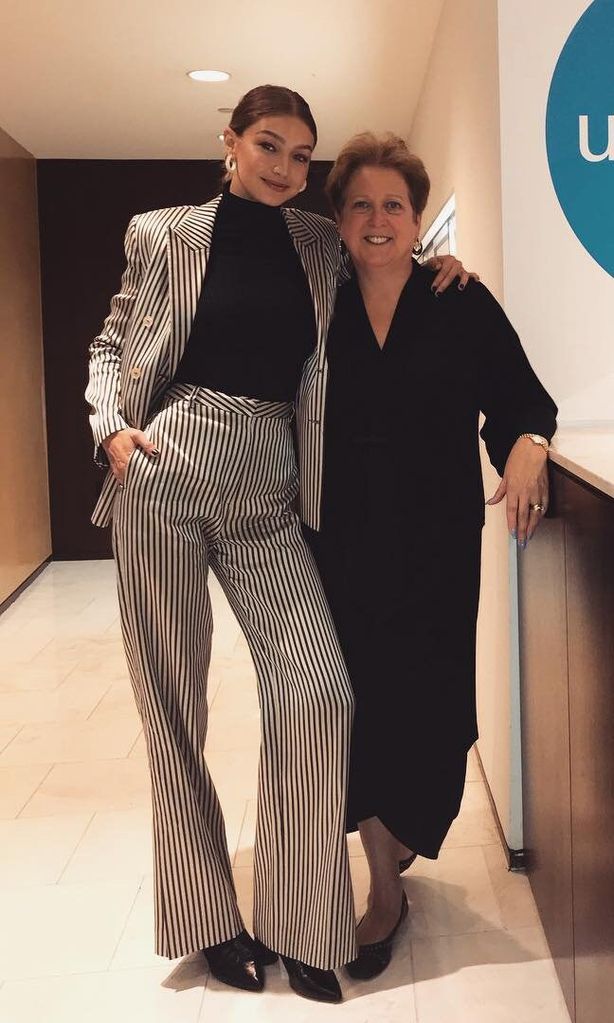 las hermanas hadid prefieren los trajes de mil rayas