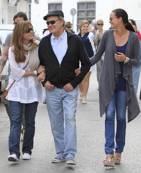 Junior, feliz paseando con sus hijas Carmen y Shaila por las calles de Ibiza en el verano de 2011