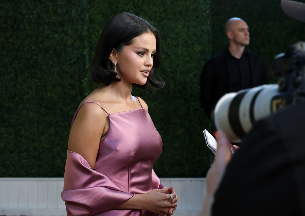 La cantante combinó este maquillaje con un vestido satinado.