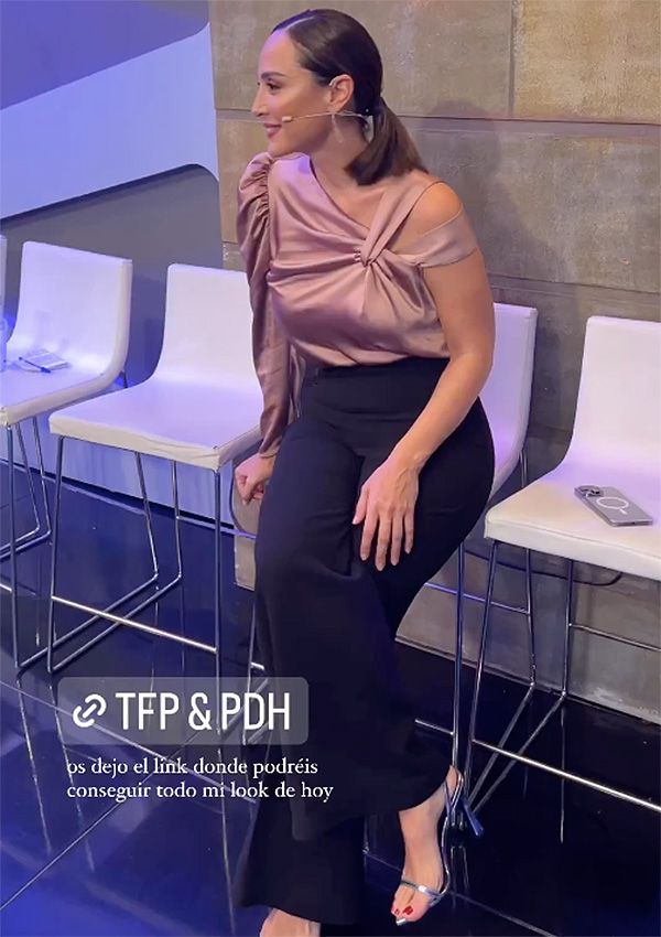 Tamara Falcó con blusa satinada rosa en 'El Hormiguero'