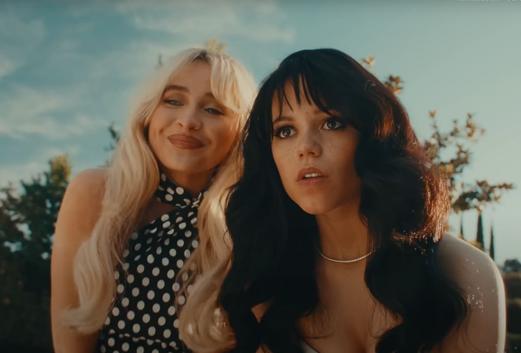 Sabrina Carpenter y Jenna Ortega en el videoclip de 'Taste me'
