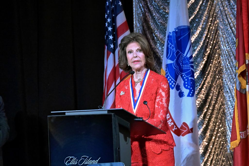 Silvia de Suecia recibe la medalla de honor de Glonal Ellis Island