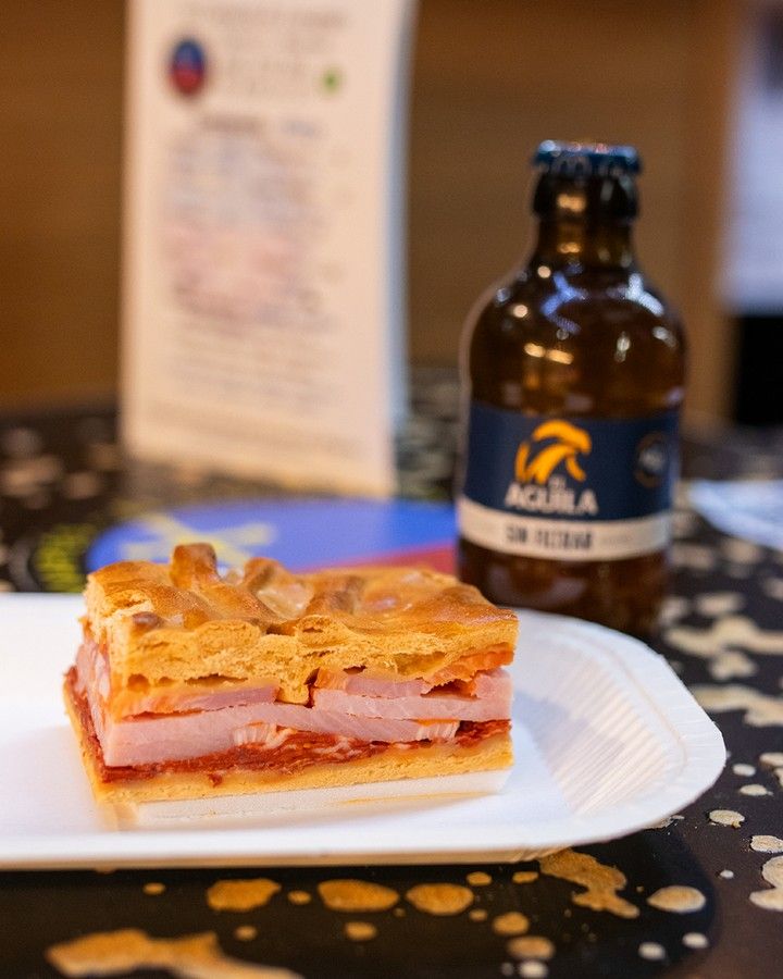 Empanada con botellín de cerveza