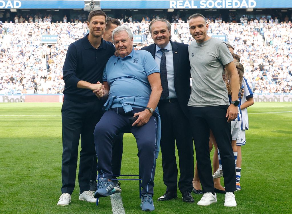 John Benjamin Toshack junto a Xabi Alonso antes de un partido de LaLiga entre la Real Sociedad y el Real Madrid CF