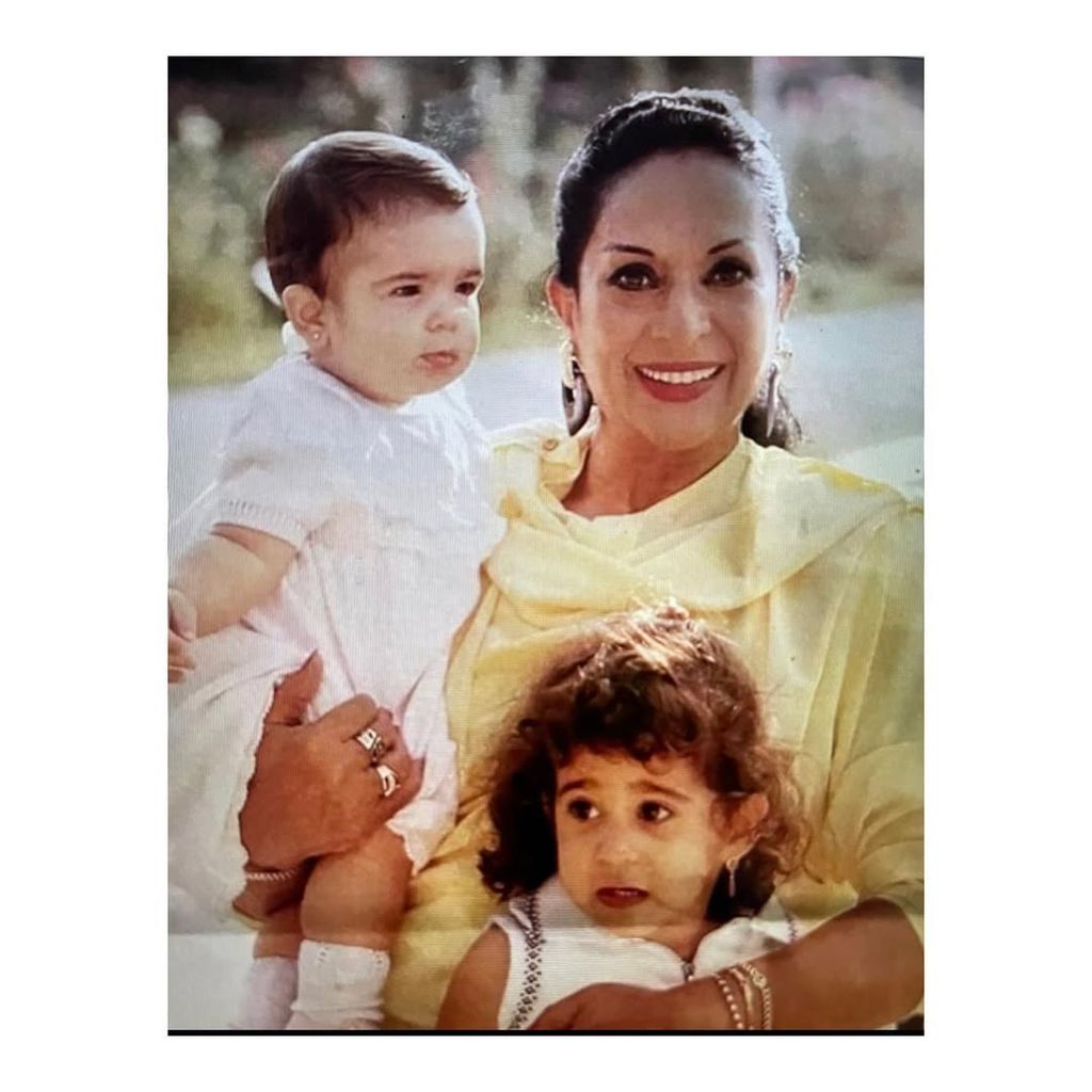 Lola Flores con sus dos nietas mayores: Alba Flores abajo y Elena Furiase en brazos
