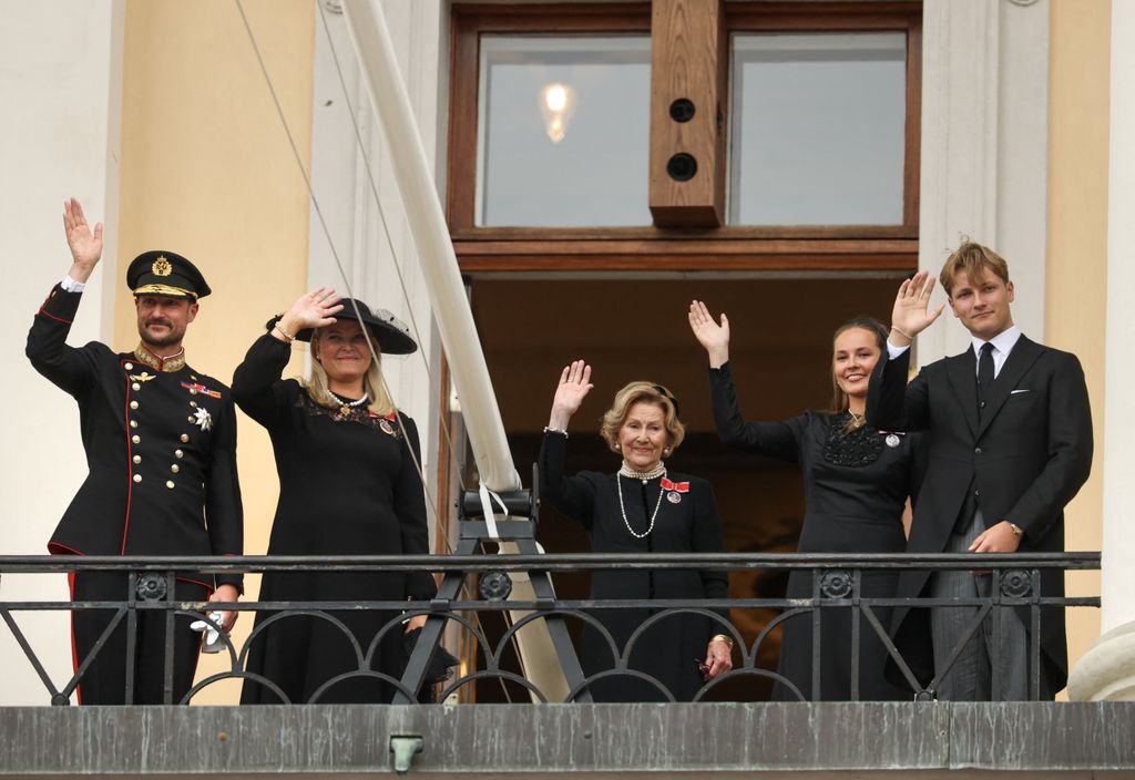 La nueva Familia Real de Noruega ha posado por primera vez en el balcón del Palacio Real de Oslo tras la muerte de Harald V