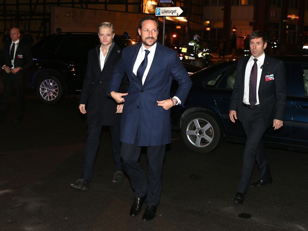 Haakon de Noruega y Marius Borg llegando a un concierto